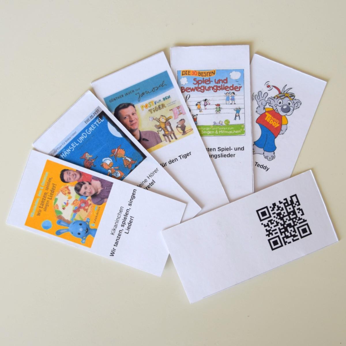 Die QR-Codes sind streifenweise auf DIN A4 gedruckt und danach einmal gefaltet, so dass der QR-Code auf der Unterseite und das Album-Cover auf der Oberseite ist.